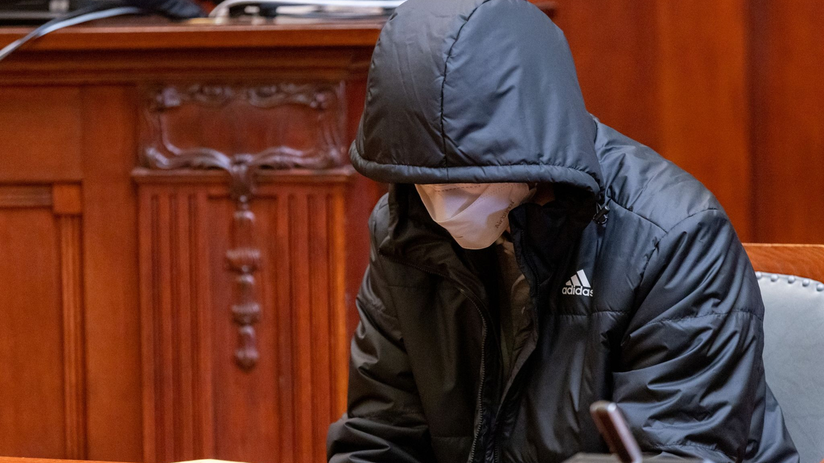 Die beiden Angeklagten, ein Mann (l) und eine Frau (r), sitzen neben ihren Anwälten im Sitzungssaal im Landgericht. - Foto: Daniel Karmann/dpa