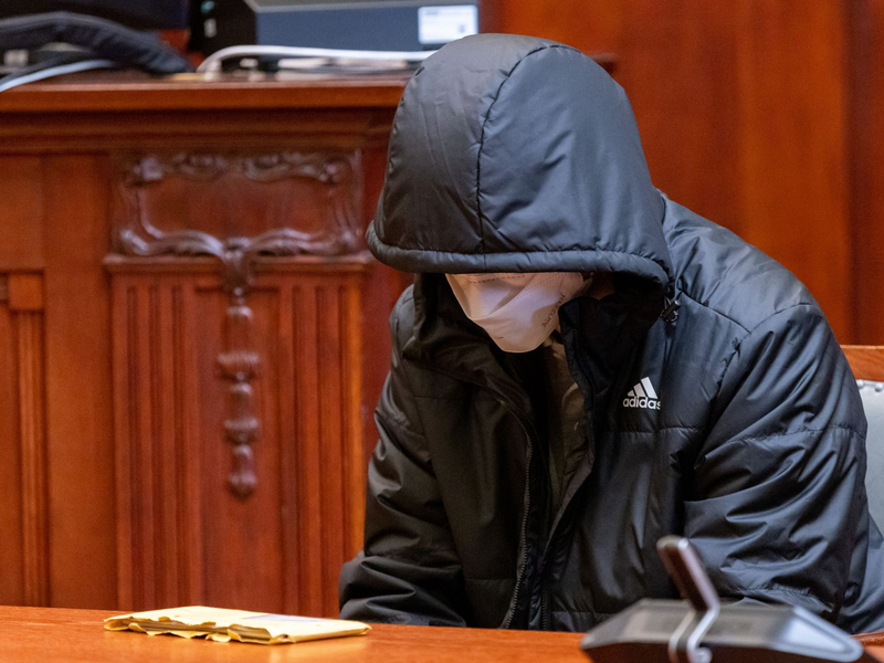 Die beiden Angeklagten, ein Mann (l) und eine Frau (r), sitzen neben ihren Anwälten im Sitzungssaal im Landgericht. - Foto: Daniel Karmann/dpa