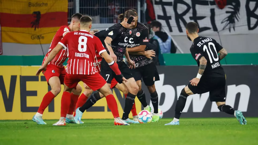 Elias Saad (vorne) traf doppelt für Aufsteiger St. Pauli. - Bild: Philipp von Ditfurth/dpa