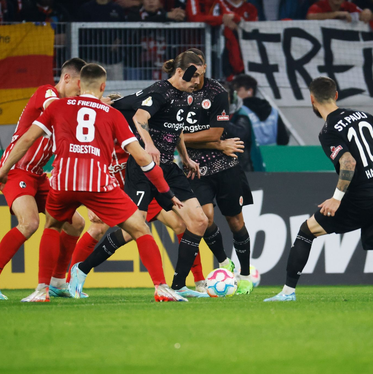Elias Saad (vorne) traf doppelt für Aufsteiger St. Pauli. - Foto: Philipp von Ditfurth/dpa