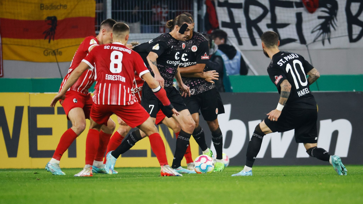 Das Duell zwischen Freiburg und St. Pauli war umkämpft. - Foto: Philipp von Ditfurth/dpa