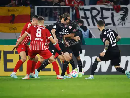 Elias Saad (vorne) traf doppelt für Aufsteiger St. Pauli. - Foto: Philipp von Ditfurth/dpa
