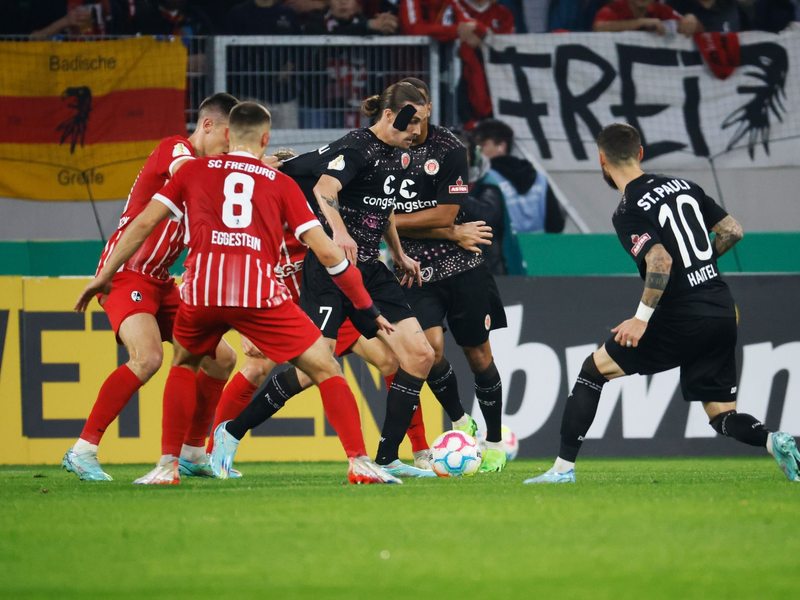 Das Duell zwischen Freiburg und St. Pauli war umkämpft. - Foto: Philipp von Ditfurth/dpa