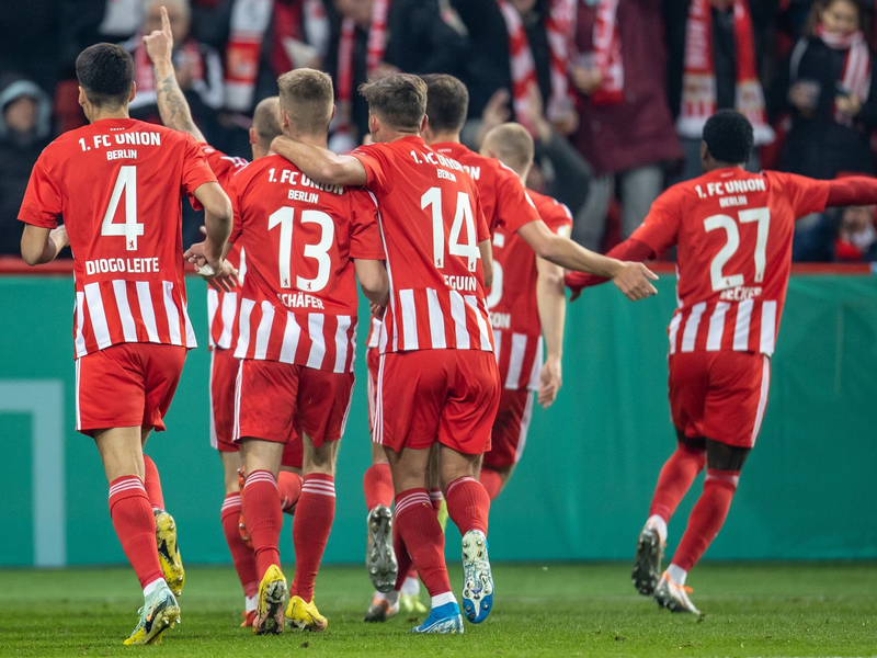 Unions Benedict Hollerbach (l) im Duell mit Patrick Mainka vom 1. FC Heidenheim. - Foto: Andreas Gora/dpa