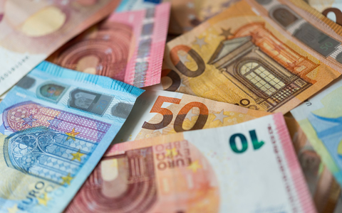 Laut Bundesbank erhöhte sich das Geldvermögen der privaten Haushalte auf rund 7393 Milliarden Euro. - Foto: Monika Skolimowska/dpa