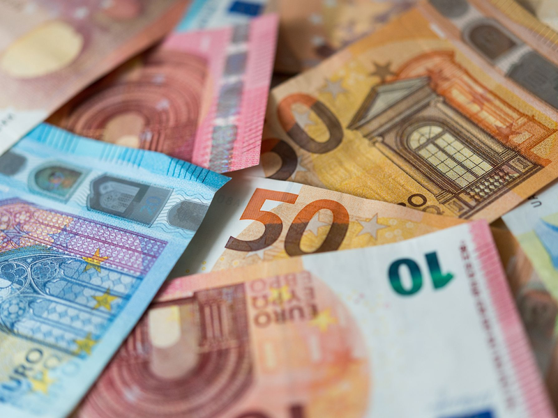 Laut Bundesbank erhöhte sich das Geldvermögen der privaten Haushalte auf rund 7393 Milliarden Euro. - Foto: Monika Skolimowska/dpa