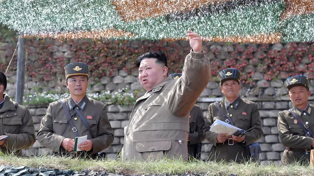 China ist ein wichtiger Verbündeter der selbst ernannten Atommacht unter Machthaber Kim Jong Un (M.). - Bild: kcna/kns/dpa