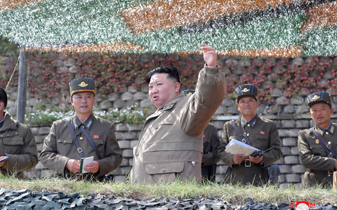 China ist ein wichtiger Verbündeter der selbst ernannten Atommacht unter Machthaber Kim Jong Un (M.). - Foto: kcna/kns/dpa