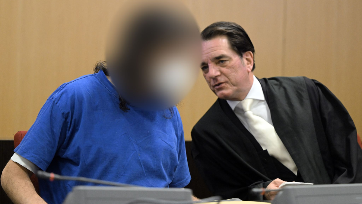 Der Angeklagte wartet mit seinem Anwalt im Gerichtssaal des Oberlandesgerichtes. - Foto: Federico Gambarini/dpa