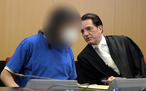 Der Angeklagte wartet mit seinem Anwalt im Gerichtssaal des Oberlandesgerichtes. - Foto: Federico Gambarini/dpa