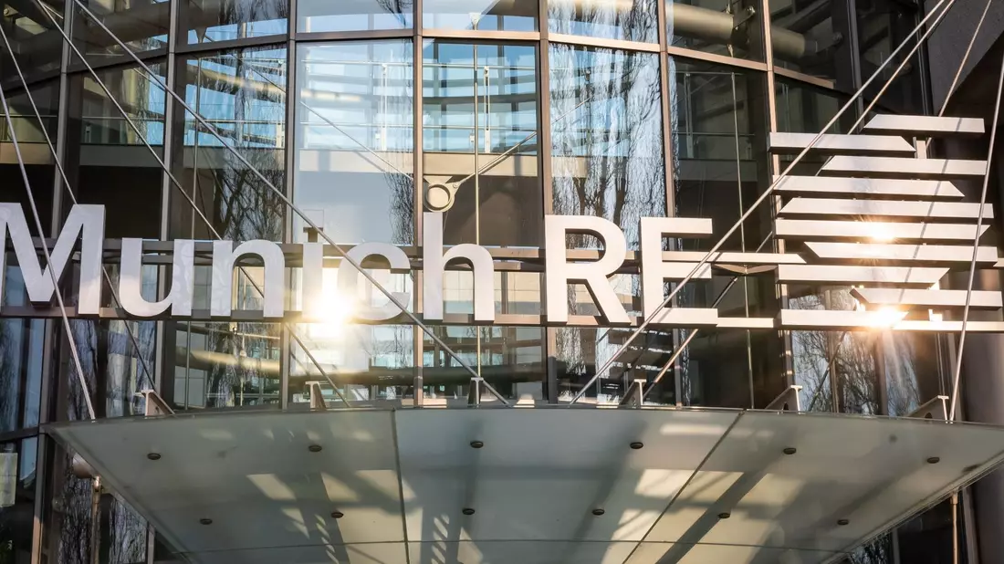 Die Munich Re erwartet demnach in den kommenden Monaten weiter positive Geschäftsmöglichkeiten, die Ziele für 2025 seien unverändert gültig. - Bild: Peter Kneffel/dpa