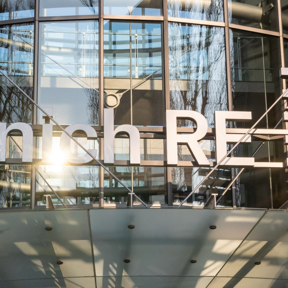 Die Munich Re erwartet demnach in den kommenden Monaten weiter positive Geschäftsmöglichkeiten, die Ziele für 2025 seien unverändert gültig. - Foto: Peter Kneffel/dpa