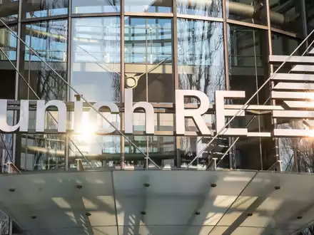 Die Munich Re erwartet demnach in den kommenden Monaten weiter positive Geschäftsmöglichkeiten, die Ziele für 2025 seien unverändert gültig. - Foto: Peter Kneffel/dpa