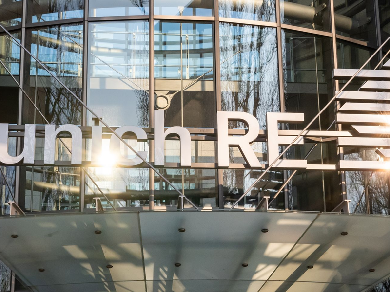 Die Munich Re erwartet demnach in den kommenden Monaten weiter positive Geschäftsmöglichkeiten, die Ziele für 2025 seien unverändert gültig. - Foto: Peter Kneffel/dpa