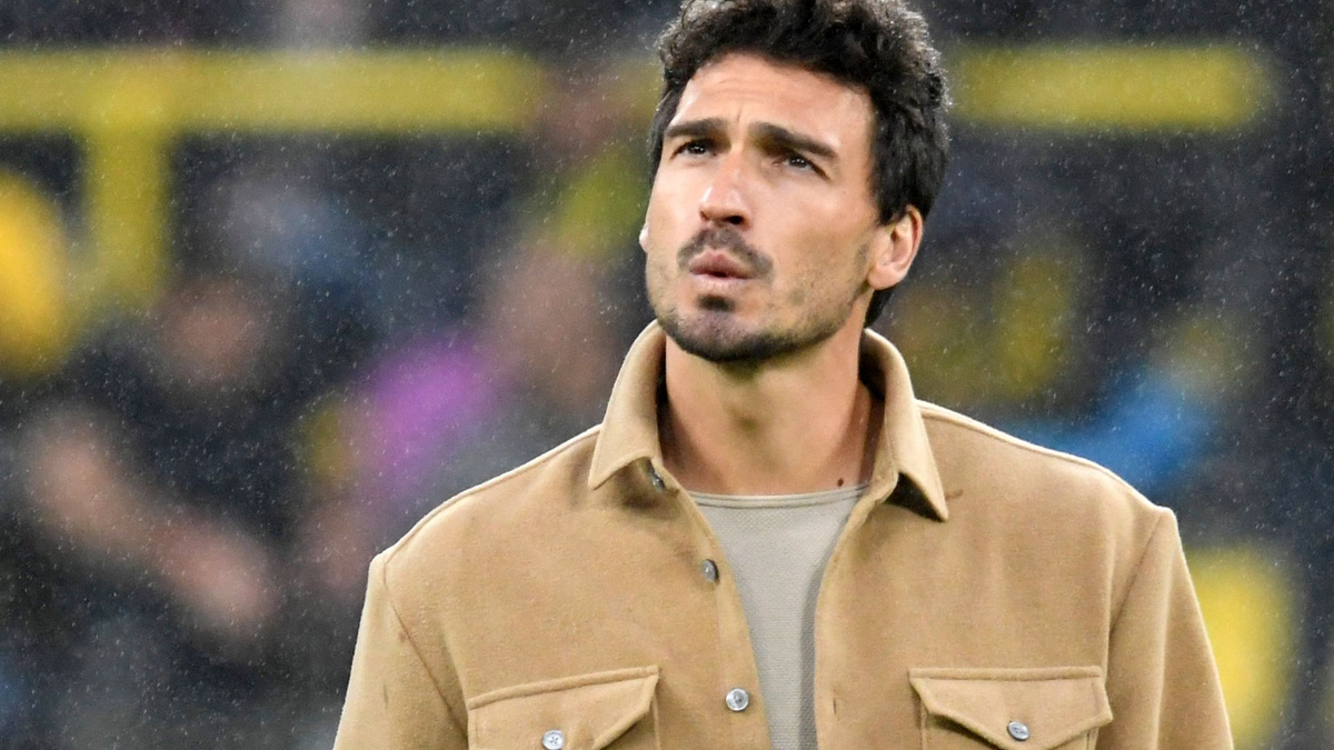 Dortmunds Mats Hummels (r) köpft den Ball zum 2:1. - Foto: Bernd Thissen/dpa