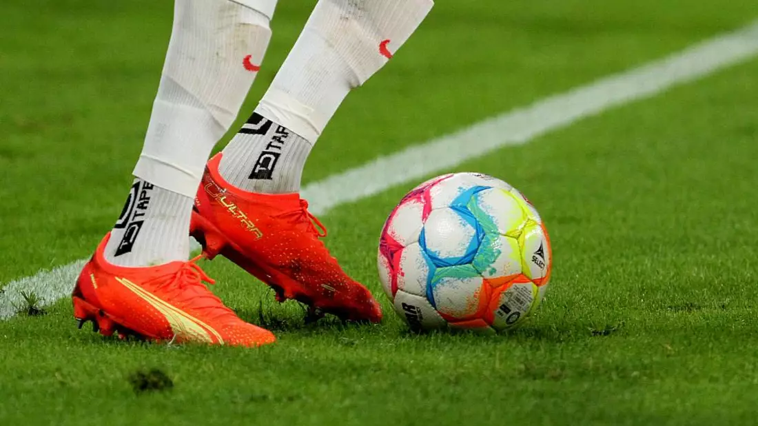 Fußballer mit Ball - Bild: ?ber dts Nachrichtenagentur