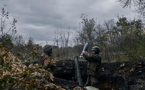 In Bachmut kommt es immer wieder zu schweren Kämpfen. - Foto: Libkos/AP/dpa