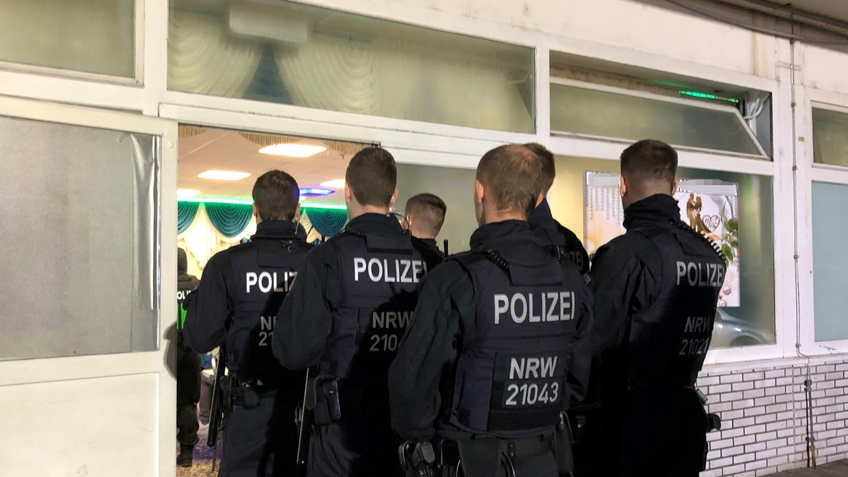 POL-DU: Stadtgebiet: Schwerpunkteinsatz in Duisburg - Netzwerkpartner kontrollieren Barbershops, Spielstätten und Teestuben - Foto: presseportal.de