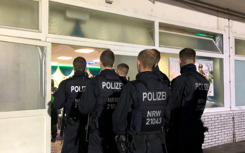 POL-DU: Stadtgebiet: Schwerpunkteinsatz in Duisburg - Netzwerkpartner kontrollieren Barbershops, SpielstÀtten und Teestuben - Foto: presseportal.de POL-DU: Stadtgebiet: Schwerpunkteinsatz in Duisburg - Netzwerkpartner kontrollieren Barbershops, SpielstÀtten und Teestuben - Foto: presseportal.de
