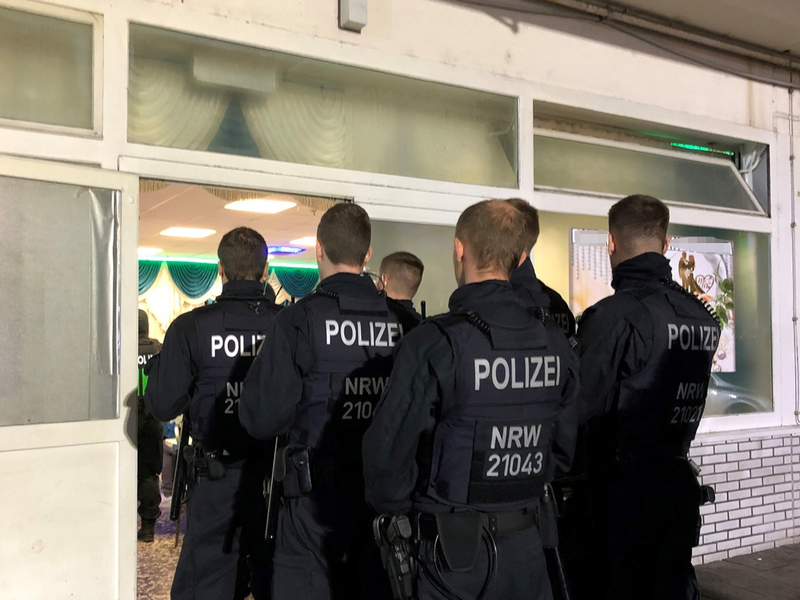 POL-DU: Stadtgebiet: Schwerpunkteinsatz in Duisburg - Netzwerkpartner kontrollieren Barbershops, Spielstätten und Teestuben - Foto: presseportal.de