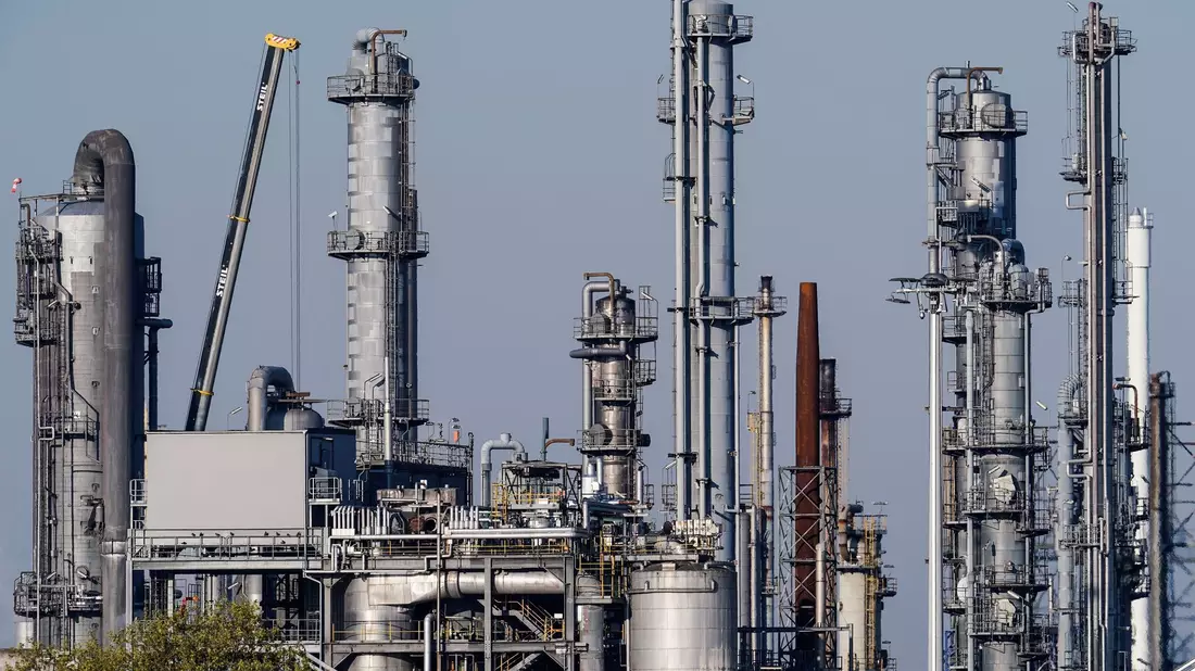 Die Gewerkschaft IG BCE fordert unter anderem eine Einkommenserhöhung von sieben Prozent. - Bild: Uwe Anspach/dpa