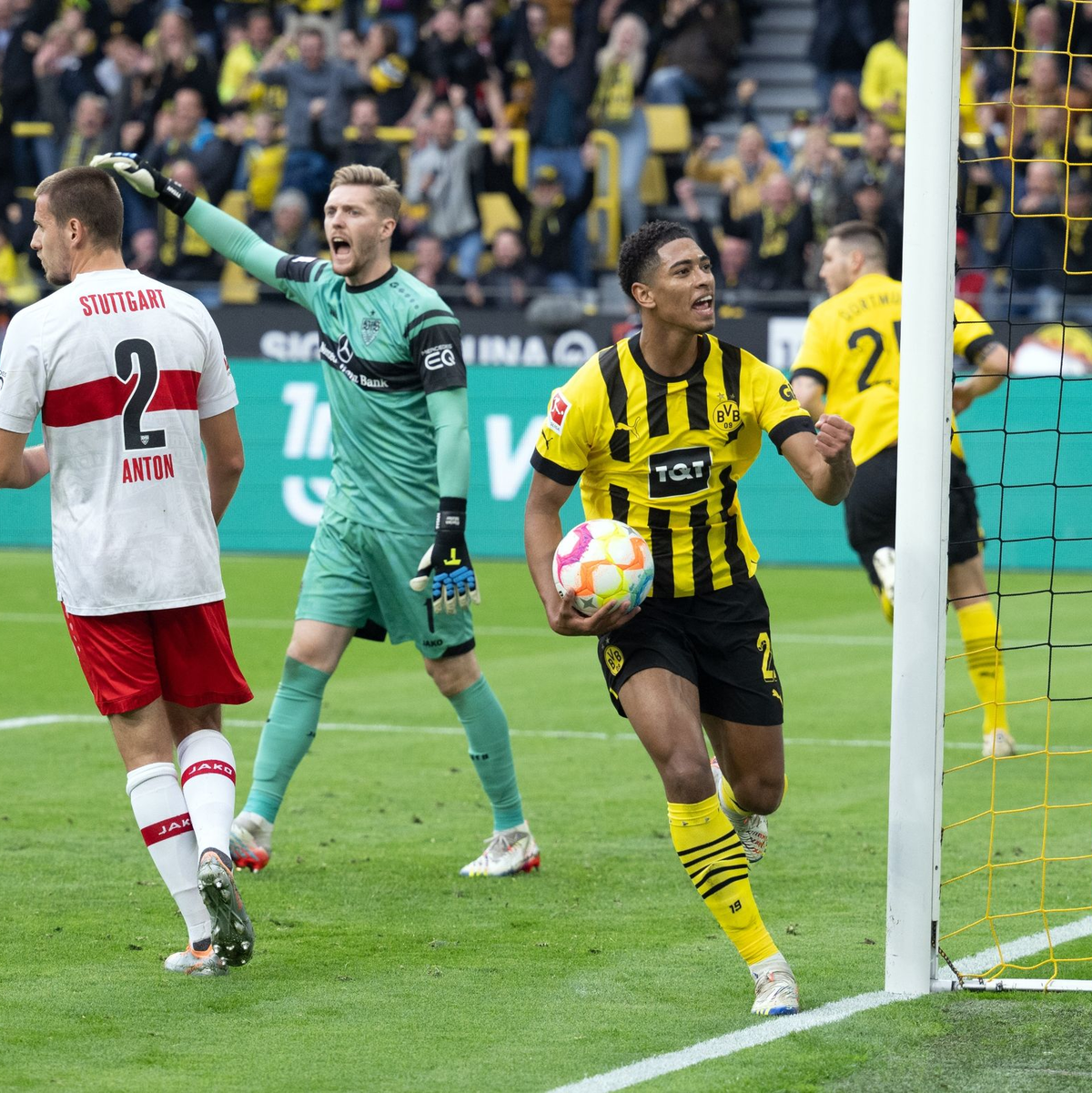 Auch in Dortmund protestierten die Fans: «Soll das die Zukunft des Fußballs sein?» - Foto: Bernd Thissen/dpa