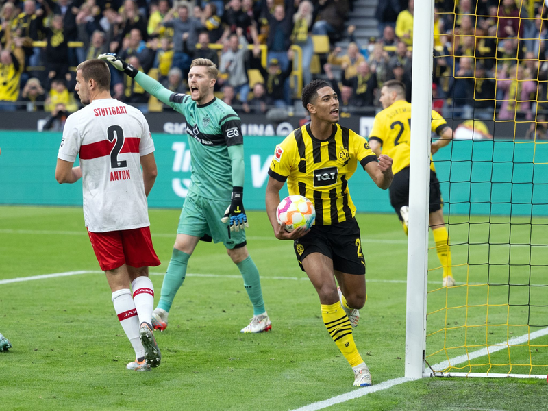 Auch in Dortmund protestierten die Fans: «Soll das die Zukunft des Fußballs sein?» stand auf einem Banner. - Foto: Bernd Thissen/dpa