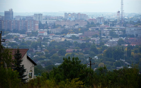 Ein russischer Militärhubschrauber überfliegt Mitte Juli die Straße von Kertsch unweit der Stadt Kertsch auf der Krim. - Foto: -/AP/dpa