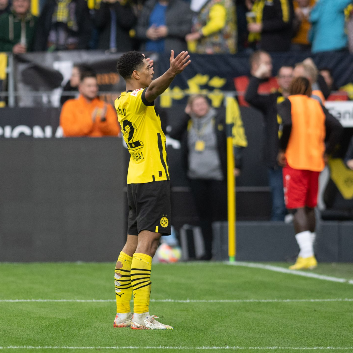 BVB-Spieler Jude Bellingham sitzt nach einer Mannschaftssitzung am Rande des Trainingsgeländes im Auto. - Foto: Bernd Thissen/dpa