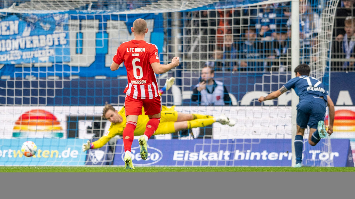 Bochums Cristian Gamboa (v.li.), Torschütze Takuma Asano, Anthony Losilla und Tim Oermann jubeln nach dem Tor zum 1:0. - Foto: David Inderlied/dpa