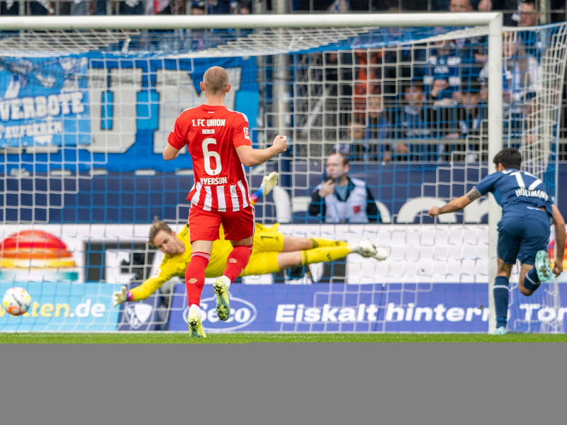 Unions Diogo Leite musste minutenlang behandelt werden.  - Foto: David Inderlied/dpa