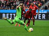 Wolfsburgs Torwart Kamil Grabara musste mehrfach hinter sich greifen. - Foto: Federico Gambarini/dpa