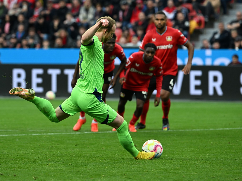 Wolfsburgs Torwart Kamil Grabara musste mehrfach hinter sich greifen. - Foto: Federico Gambarini/dpa