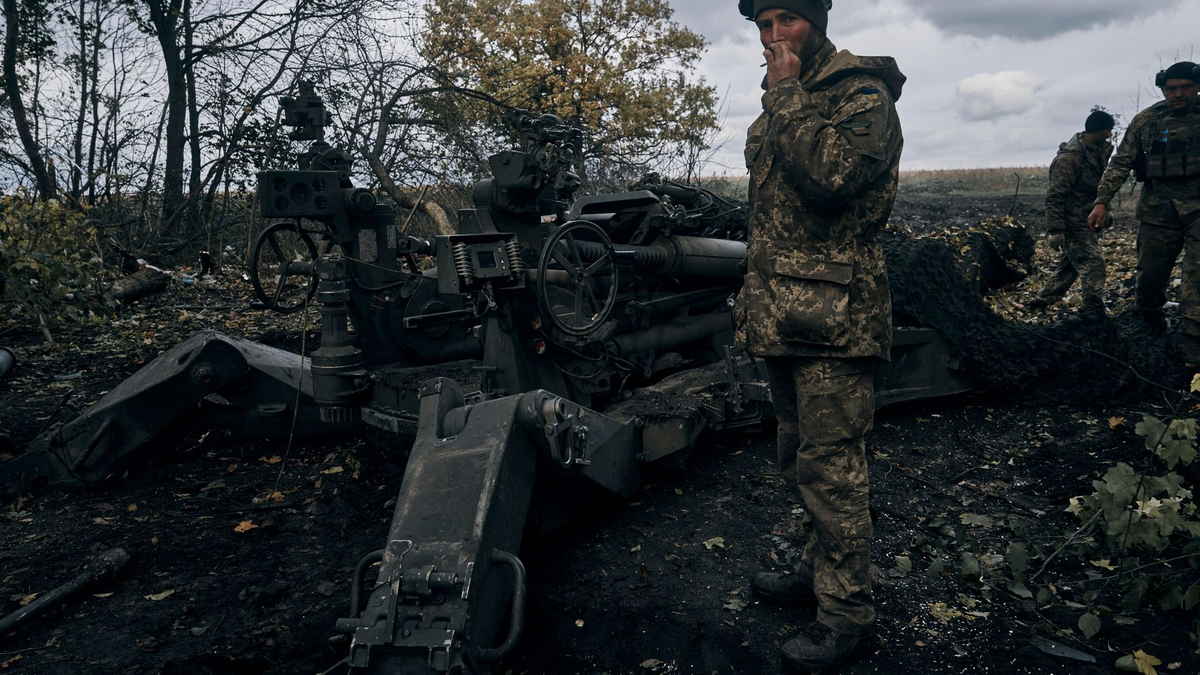 Ein ukrainischer Luftwaffenpilot neben einem Su-25-Erdkampfflugzeug auf einem Stützpunkt in der Ostukraine. - Foto: Libkos/AP/dpa