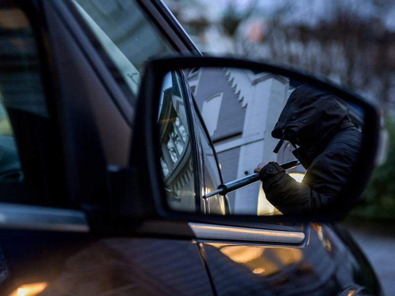 In Deutschland sind wieder mehr Autos gestohlen worden (Symbolbild). - Foto: Axel Heimken/dpa