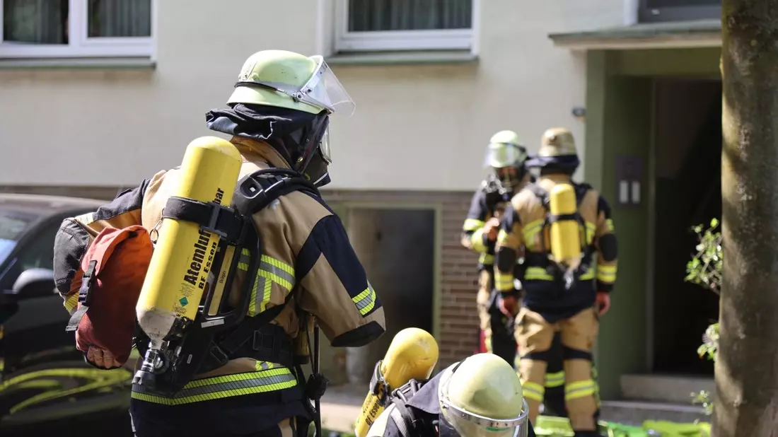 FW-E: Kellerbrand in einem Mehrfamilienhaus - Treppenraum verraucht - Bild: presseportal.de
