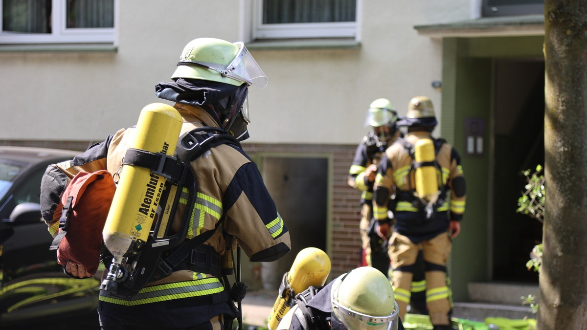 FW-E: Kellerbrand in einem Mehrfamilienhaus - Treppenraum verraucht - Foto: presseportal.de