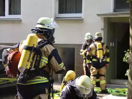 FW-E: Durchzündung eines Akkus verursacht Wohnungsbrand - Mieter kann sich ins Freie retten - Foto: presseportal.de