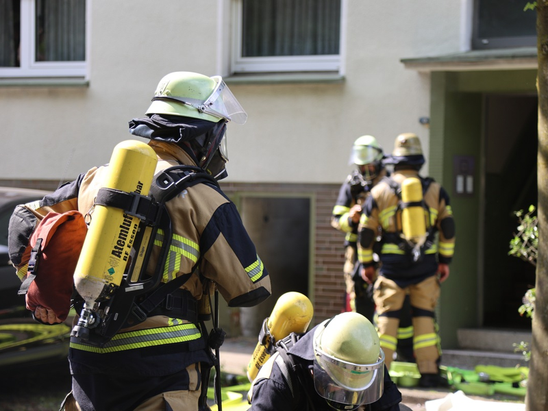 FW-E: Durchzündung eines Akkus verursacht Wohnungsbrand - Mieter kann sich ins Freie retten - Foto: presseportal.de