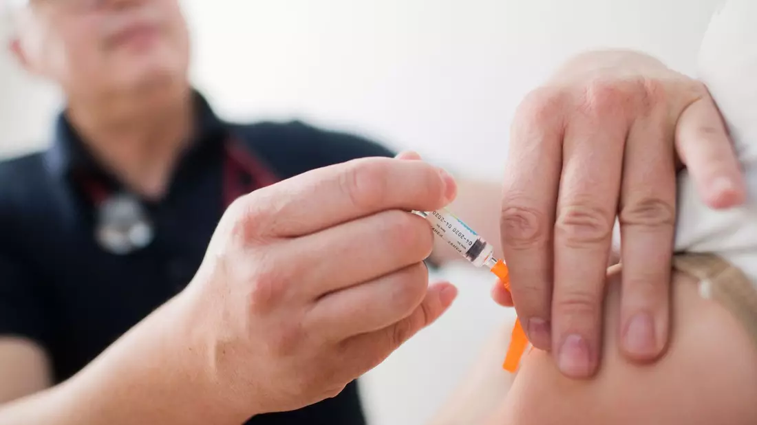 Es gibt eine Impfung, die zuverlässig vor einer Erkrankung mit Polio schützt (Symbolbild). - Bild: Julian Stratenschulte/dpa