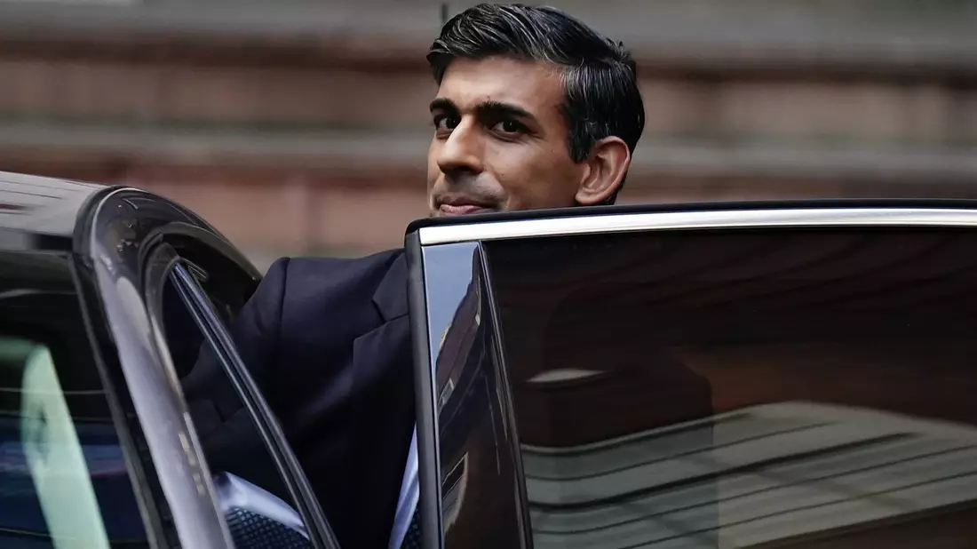 «Ich stehe an der Seite der Autofahrer», betont der britische Regierungschef Rishi Sunak. - Bild: Aaron Chown/PA Wire/dpa