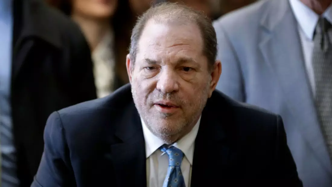 Harvey Weinstein soll unter anderem 2006 eine Frau zum Oralsex gezwungen und 2013 eine Frau vergewaltigt haben. - Bild: Mark Lennihan/AP/dpa