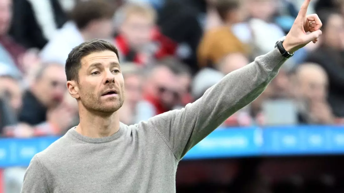 Bei der Pressekonferenz vor dem Finale zeigte sich Xabi Alonso locker und launig. - Bild: Federico Gambarini/dpa