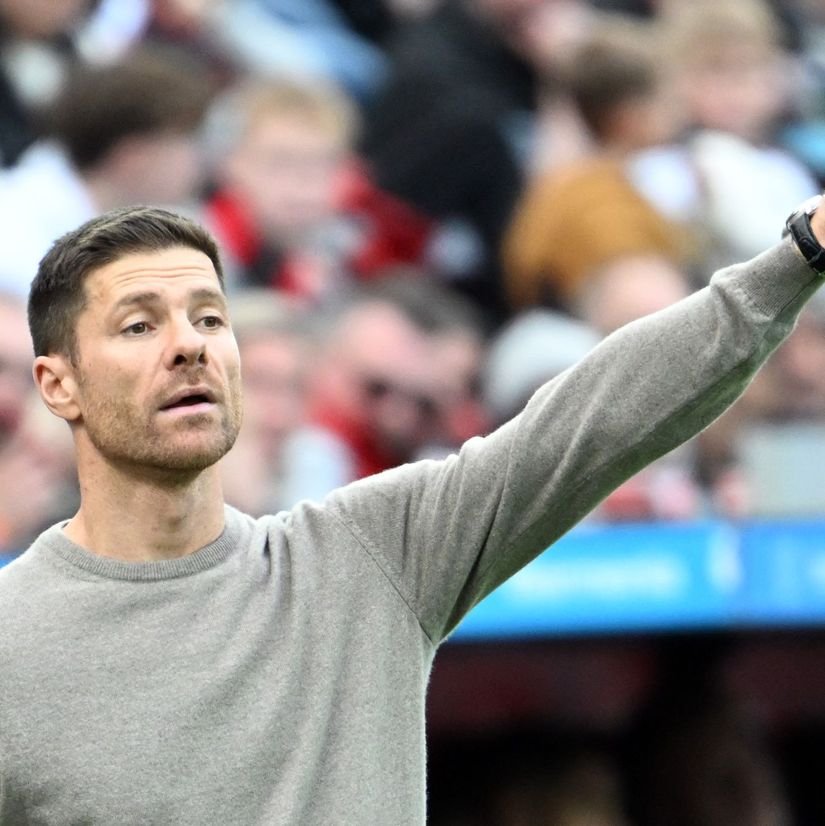 Der europaweit umworbene Xabi Alonso bleibt mindestens ein weiteres Jahr Trainer bei Bayer Leverkusen. - Foto: Federico Gambarini/dpa