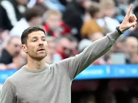 Bei der Pressekonferenz vor dem Finale zeigte sich Xabi Alonso locker und launig. - Foto: Federico Gambarini/dpa