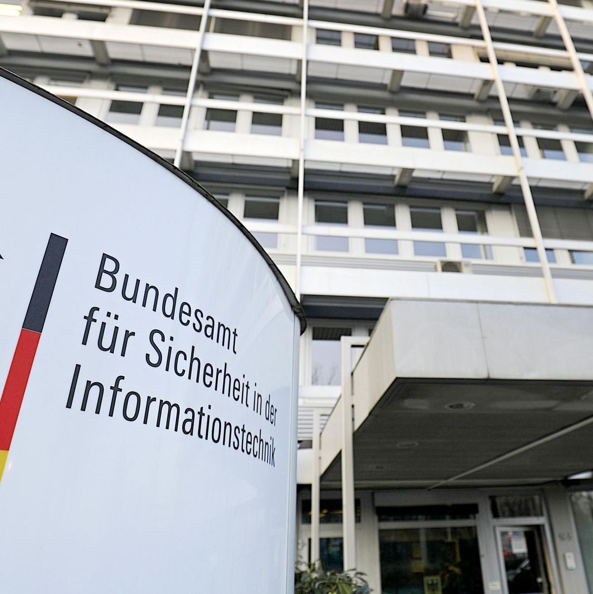 Im vergangenen Februar besuchte Bundesinnenministerin Nancy Faeser (SPD) - hier mit BSI-Präsidentin Claudia Plattner - das Nationale IT-Lagezentrum beim Bundesamt für Sicherheit in der Informationstechnik (BSI) in Bonn.  - Foto: Oliver Berg/dpa