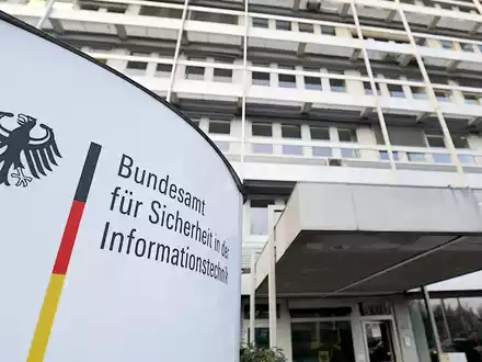 Im vergangenen Februar besuchte Bundesinnenministerin Nancy Faeser (SPD) - hier mit BSI-Präsidentin Claudia Plattner - das Nationale IT-Lagezentrum beim Bundesamt für Sicherheit in der Informationstechnik (BSI) in Bonn.  - Foto: Oliver Berg/dpa