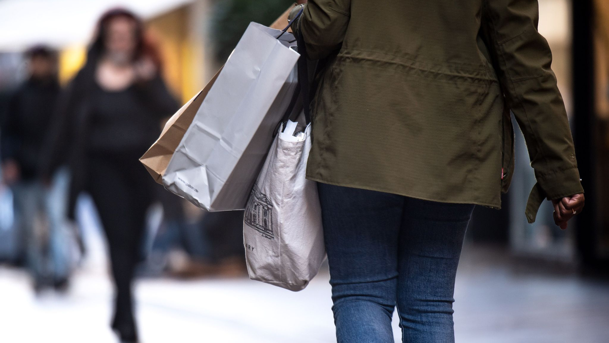 Im Dezember verzeichnete die Konsumstimmung in Deutschland noch einen deutlichen Anstieg. - Foto: Sina Schuldt/dpa