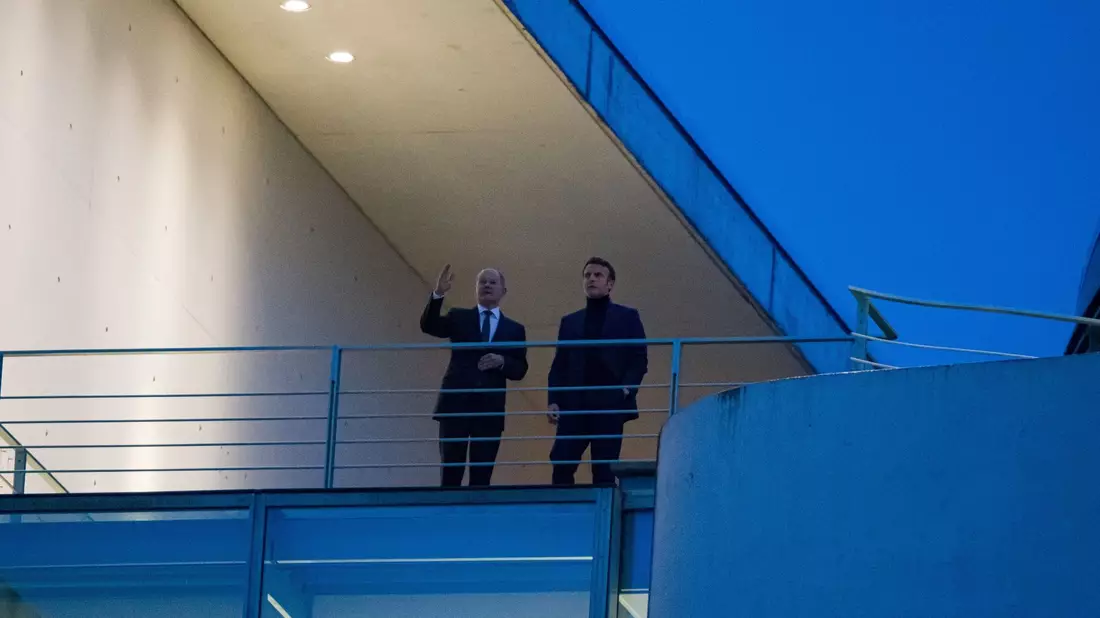 Bundeskanzler Olaf Scholz ( r) und der französische Präsident Emmanuel Macron. - Bild: Fabian Sommer/dpa