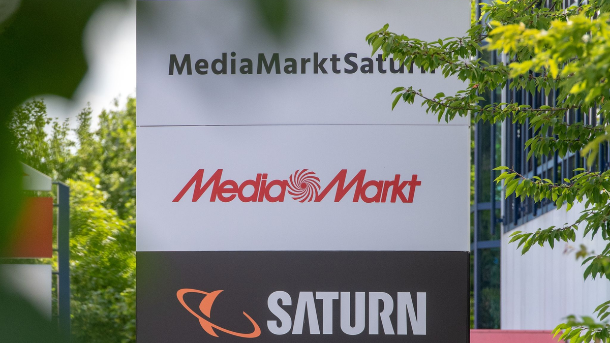 Ein Schild mit den Schriftzügen von Media Markt und Saturn vor der Firmenzentrale der Media-Saturn-Gruppe. - Foto: Armin Weigel/dpa